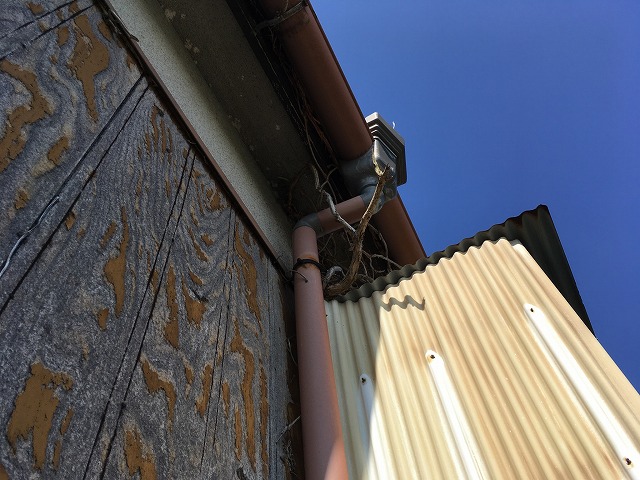 外壁に取り付けられた竪樋